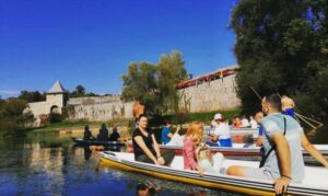 Upoznajte Banjaluku: Organizovane besplatne vožnje dajak čamcima FOTO