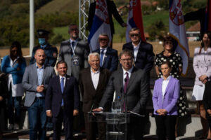 “Popićemo zajedno u Beogradu”: Tramp i Vučić dobili po flašu šljivovice