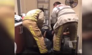Bizarna spasilačka misija: Studentkinju zaglavljenu u veš mašini “izvukli” vatrogasci VIDEO