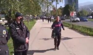 “Kakav car”! Pogledajte kako izbjegava plaćanje kazne zbog maske VIDEO
