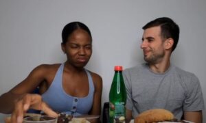 Njena faca sve govori! Srbin oženio Amerikanku i dao joj da pije rakiju “na eks” VIDEO