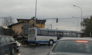Saobraćajka pored semafora: Sudar “audija” i autobusa u Banjaluci