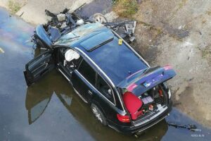 “Audijem” sletio u rijeku: Povrijeđeni vozač hitno prevezen na UKC RS