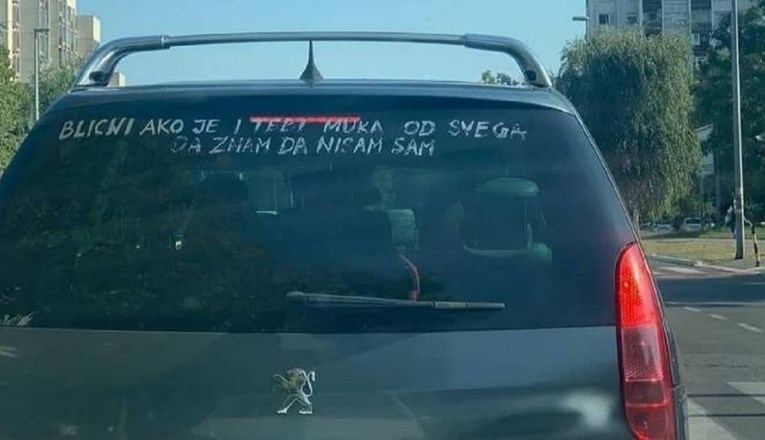 Vozač iz Beograda zbog poruke na staklu privukao pažnju na internetu