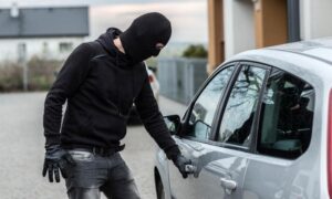 Ukradenog “fijata” krio u garaži: Automafijaš iza rešetaka, vozilo vraćeno vlasniku