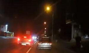 “Neko to odozgo gleda sve”: Bahati vozač divljao cestom, ali ga je karma stigla vrlo brzo VIDEO