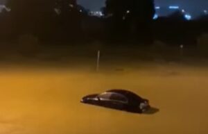 Bujice teku ulicama Bara: Automobil zaroboljen u vodi, vatrogasci spasavaju ljude VIDEO