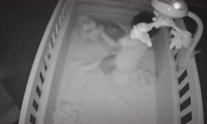 Vragolan od malih nogu: Bebi se ne spava, a evo šta radi kada mama uđe u sobu VIDEO