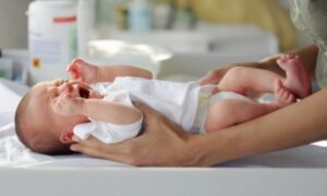 “Neka se isplače i tako uspava”: Istraživanje otkrilo zašto ova caka za bebe kod roditelja “ne pali”