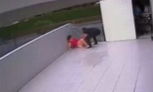 Nije mogla više, samo je legla na pločnik: Fudbaler porodio ženu ispred zgrade VIDEO