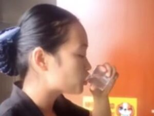 Pojavile se brojne reakcije: Objavljen snimak na kojem čistačica pije vodu iz čučavca koji je očistila VIDEO