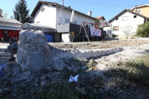 “Nije sigurno za mališane”: Zbog nelegalne gradnje dvorište puno djece u Banjaluci ostaje neograđeno