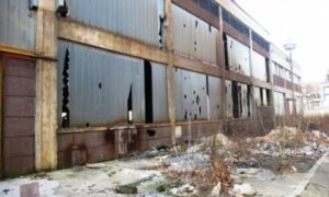 Loš plan: Krali željezo sa devastirane zgrade u Banjaluci, policija ih uhvatila na djelu