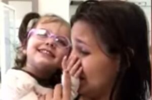 Ovo tjera suze na oči: Slijepa djevojčica (2) prvi put ugledala svoju majku nakon operacije VIDEO
