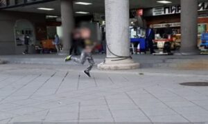 Majci dijele lekcije: Snimak mališana koji histeriše ispred tržnog centra podigao buru