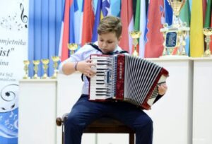 Veliki uspjeh dječaka iz Bijeljine: Harmonikaš Đorđe Perić (10) osvojio dvije zlatne medalje u Ukrajini
