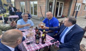 Kad Dodika “ponese” atmosfera: Član Predsjedništva BiH pije pivo i harmoniku “kiti” evrima FOTO