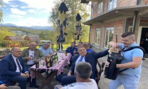 Pojavio se video: Dodik narodski i opušteno pjeva, pije i nazdravlja VIDEO