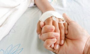 UKC RS: Roditeljima ponovo dozvoljeno da ostanu s djecom koja su na liječenju