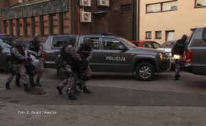 Velika akcija policije u tuzlanskom kantonu, izvršeni pretresi na 25 lokacija, uhapšeno 13 osoba