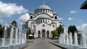Beograd ispraća svetitelja: Veliki broj vjernika u redu čeka da se pokloni moštima vladike Nikolaja VIDEO