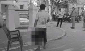 Horor prizor na ulici! Krvav muškarac odsjekao ženi glavu, pa je nosio do policijske stanice VIDEO