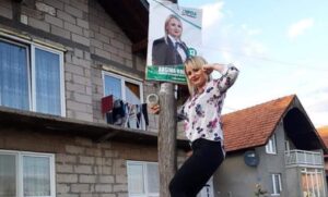 Privukla mnogo pažnje: Kandidatkinja na izborima se popela na banderu da se slika pored svog plakata