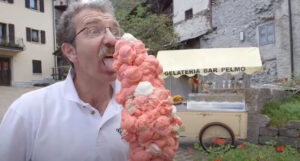 Slatki Ginisov rekord: Sam sebe “skinuo sa trona”, u kornet stavio 125 kugli sladoleda VIDEO