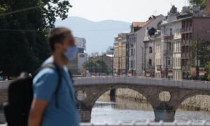 Kazne za neposlušne 500 KM: Od sutra obavezno nošenje maski i na otvorenom u Sarajevu