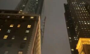 Opasnost iz vazduha! Okretao se kran na vrhu zgrade, ruševine “prijetile” ljudima VIDEO