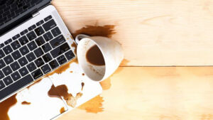 Ako se već desi… Evo šta treba da uradite sa laptopom kada kafa završi na njegovoj tastaturi