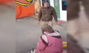 Stravičan incident! Migrant brutalno udario stariju ženu dok je prodavala povrće VIDEO