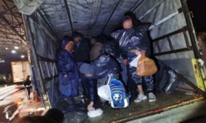 Među njima dvoje djece! Policija našla 13 migranata u kamionu, priveden vozač iz BiH