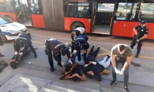 Filmska drama: Policija zaustavila autobus sa migrantima i pronašla 20 paketa marihuane