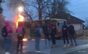 Opasno: Zapalio se minibus koji prevozi đake u školu