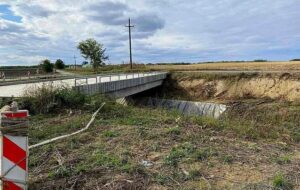 Auto udario u most i upao u kanal: U strašnoj nesreći poginulo troje mladih