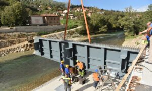 “Rasteretiće ulaz u grad”: Radi se na montaži čelične konstrukcije novog prelaza preko Vrbas