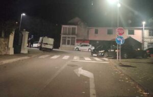 Loša uvertira pred gradski derbi: Navijači Veleža napali “Ultras pub”, oštećena i tri automobila