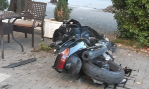 Strašan sudar sa “audijem”: Motocikl završio u bašti kafića, vozač hitno prebačen u bolnicu