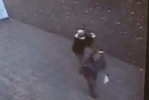 Snimljen incident ispred škole: Napao profesora s leđa i pobjegao VIDEO