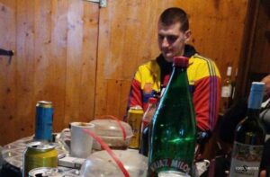 Jokić ponovo u centru pažnje: Ispred srpskog košarkaša gomila alkohola i puna pepeljara FOTO
