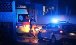 Ničim izazvano divljanje: Mladić skakao po policijskom vozilu pa u stanici povrijedio policajca