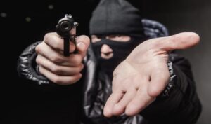 Na licu maska, u ruci pištolj: Razbojnici opljačkali poštara – oteli preko 3.000 evra