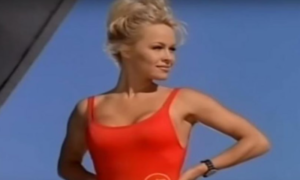 Glumica pokazala liniju u 55. godini: Pamela Anderson u kostimu iz čuvene serije FOTO