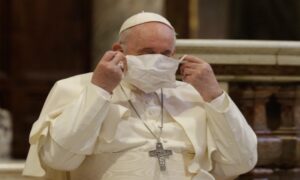 Situacija sa koronom veoma ozbiljna: Papa Franjo prvi put nosio masku na molitvi