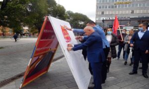 “Ravnomjeran razvoj Srpske”: Đokić lijepljenjem prvog plakata u Banjaluci označio početak predizborne kampanje