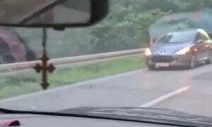 Bahato i glupo! Vozač “pežoa” dao gas u suprotnom pravcu, ostali ga mukom izbjegavaju VIDEO