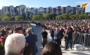 Mnogi žele da se oproste: Hiljade građana Podgorice na dočeku kovčega mitropolita Amfilohija VIDEO