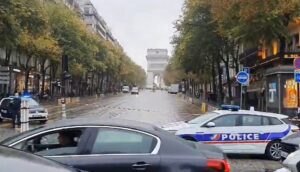 Drama u Parizu: Park kod Ajfelovog tornja evakuisan zbog torbe sa municijom FOTO