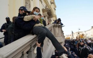 “Radije bih da ostanem kod kuće, ali moram da rušim vladu”: Demonstracije u Poljskoj zbog striktnih zakona o abortusu